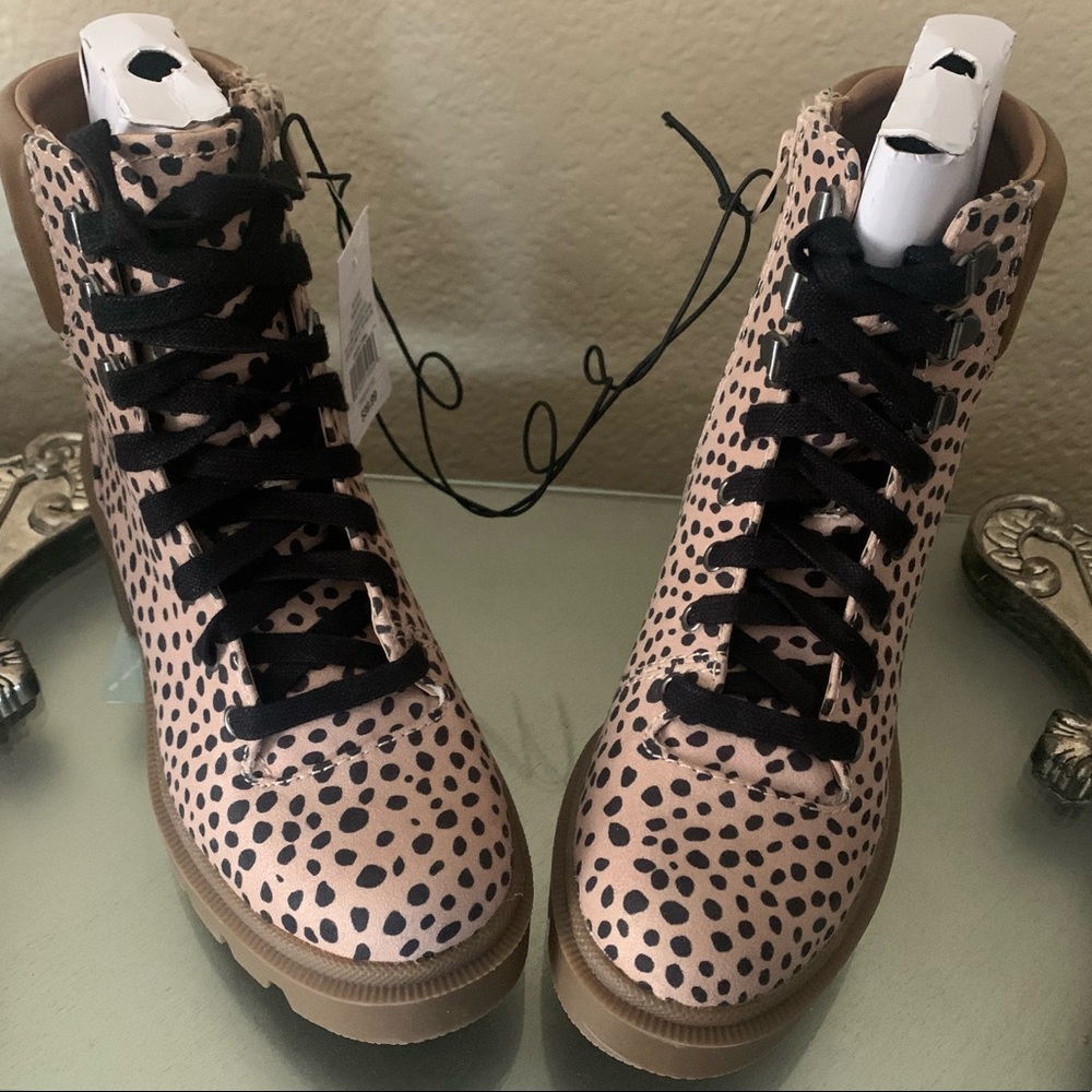 Super Cute Chunky Heel Lace up Boots w\ zipper!!😍